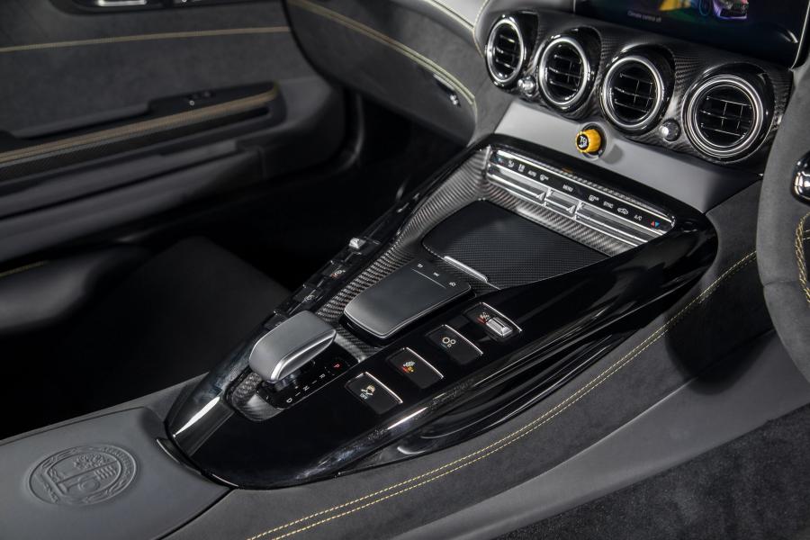 Детали интерьера Mercedes-AMG GT R (C190) 2019 года  (MY) (фото 10 из 21)